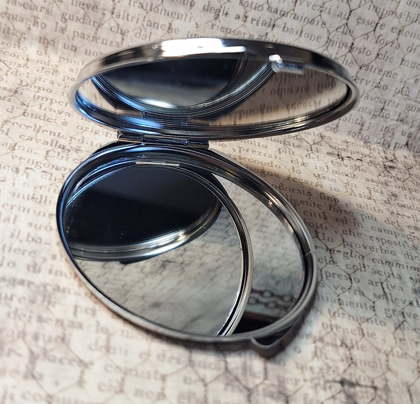 Unique Eye Clock Compact Mirror