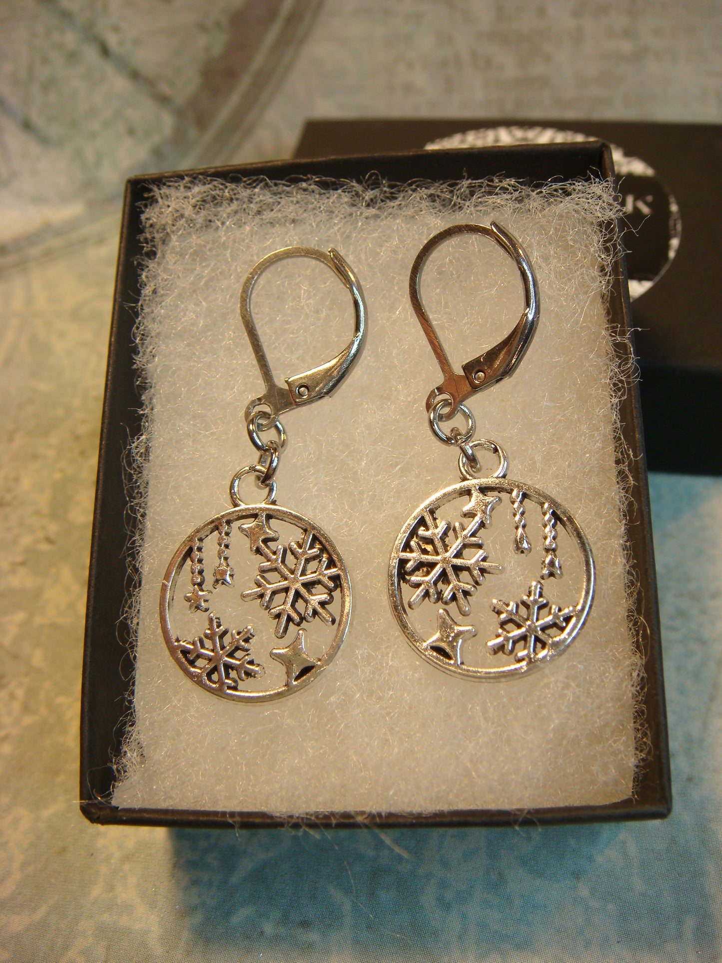 Snowflake Circle Dangle Earrings in Antique Silver