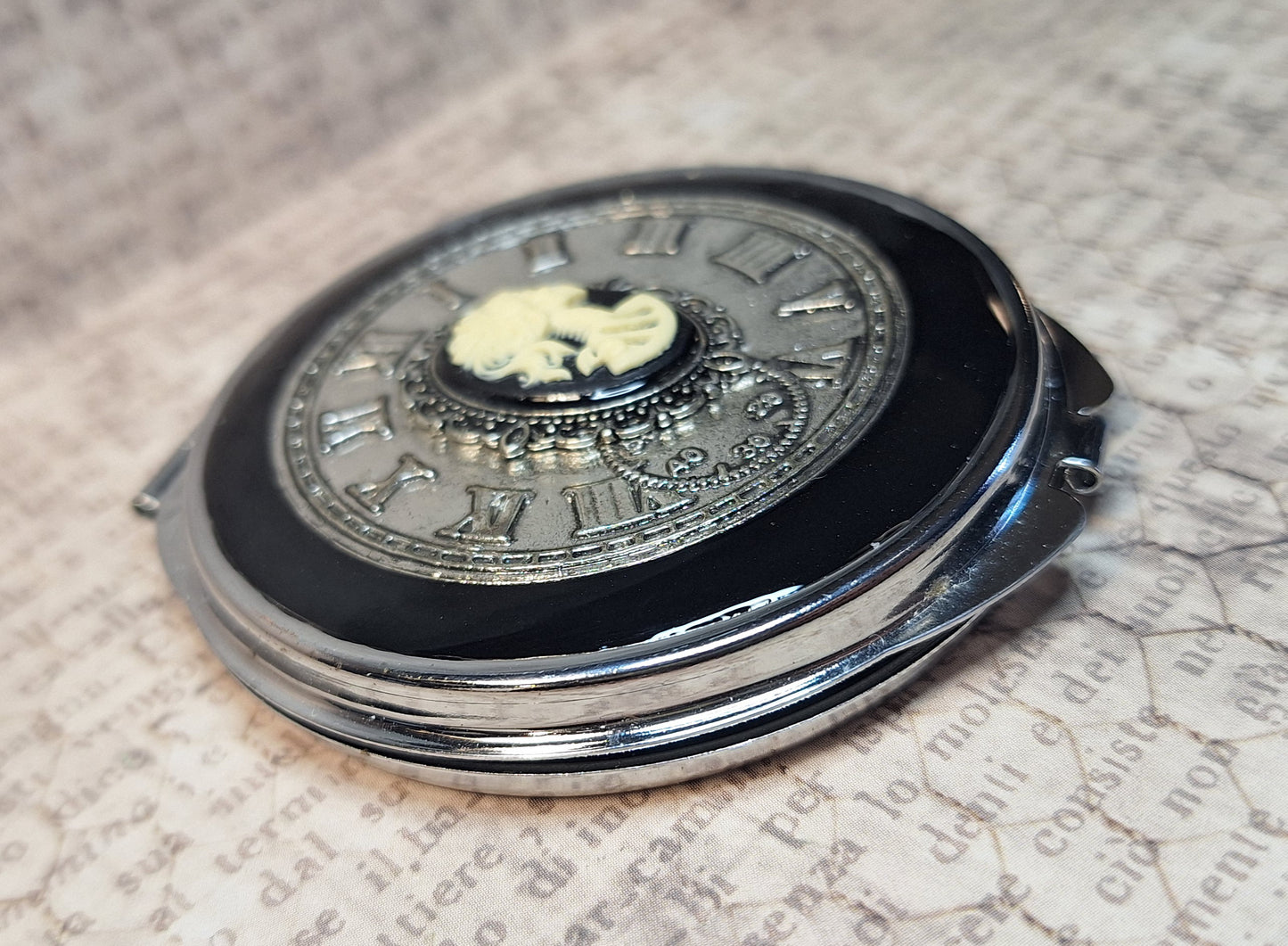 Skeleton Cameo Women Clock Compact Mirror