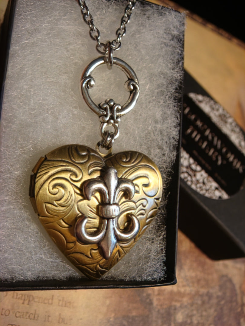 Antique hot sale heart locket