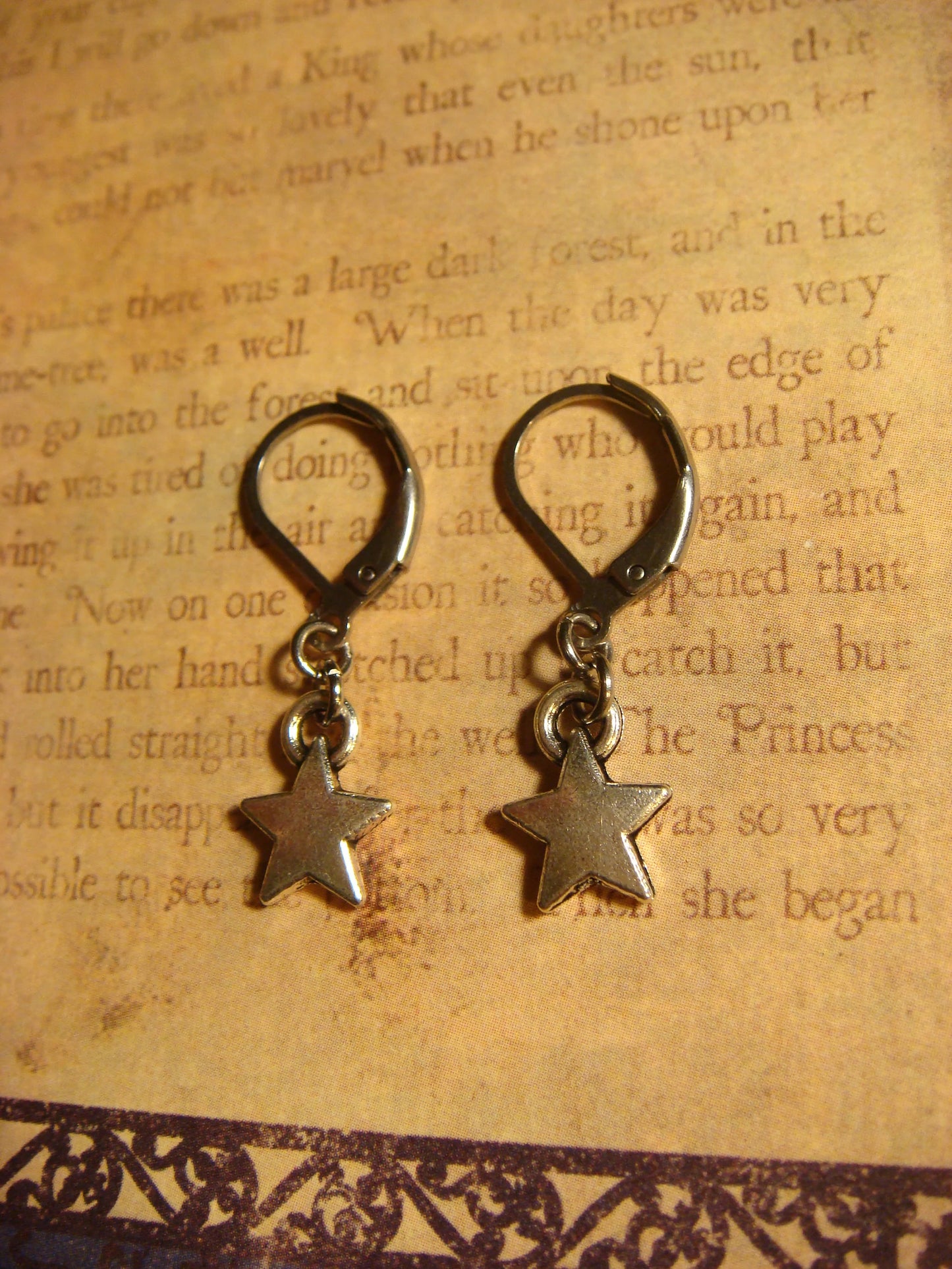 Star Dangle Earrings in Antique Silver